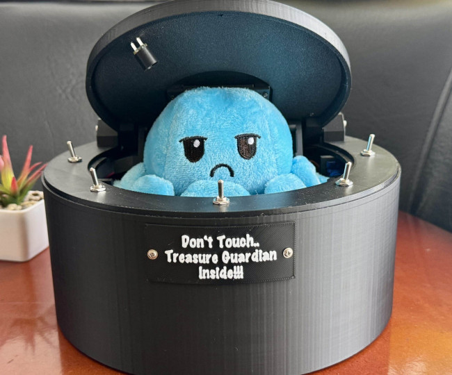 Дизайнерская ручная игрушка DON’T TOUCH!!! OCTOPUS TREASURE GUARDIAN INSIDE!!! BLACK EDITION